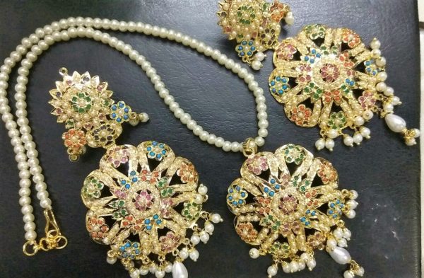 Nauratan Jadao Pendant Set