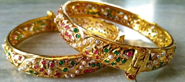 Jadao Bangles With Ruby and Emerald